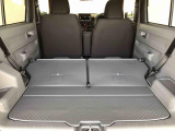リヤシートは使い勝手も良く、簡単に倒すことができます。