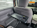 運転席・助手席シートバックテーブル付きです!使い方いろいろです!!