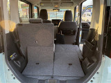 ★リヤシートを倒せば、段差の少ない広大なフラットスペースが出現。大きな家具の運搬や車中泊にも対応する大容量設計です。