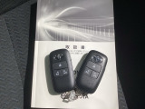 キーを持っているだけでドアハンドル横のボタンを押すとドアの施錠・開錠が行なえます。そのまま車内にキーがあればエンジンを掛けることも出来、とても便利です。
