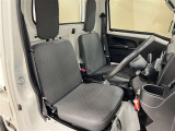 運転席!シート座面に白い飛沫上の付着物あり。