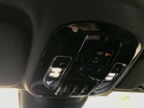 オーバーヘッドコンソールには室内灯のほかサンルーフの操作スイッチを配置