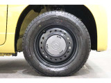 純正のスチールホイールが足元を飾ります!タイヤサイズは145/80R13です。