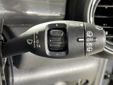 【オートワイパー(AUTO)】雨が降り出した時に、雨滴検出用センサー(レインセンサー)が雨滴を感知すると、自動でワイパーが動作します。