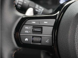 ◆ハンドルに【オーディオリモコンスイッチ】が装備されてます。視点をそらすことなく、ボリューム調整・オーディオソース切替・選曲が出来ます。安全運転しながら操作が可能になりました。
