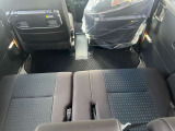 後部座席も十分な広さがあります!シートを倒せば荷物もさらに沢山積めますね♪