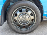 純正アルミホイールです。タイヤサイズは、155/65R14です。