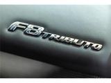 助手席にはF8Tributoのロゴがあしらわれておします。