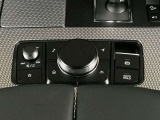 直感的に操作できるコマンダーコントロールと電動パーキングブレーキ!手元でナビ操作や各種設定が行え、オートホールド機能も備えて停車中の負担を軽減。安全で快適なドライブをサポートする上質装備です。