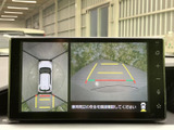 安全運転をサポートする機能が搭載されたモニター画面。駐車時や後退時の確認をサポートし、安心して運転できます。見やすい表示で、運転中の視線移動も軽減します。
