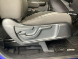 【前席】運転席にはシート高を調整できるハイトアジャスターが装備され、幅広いシートポジションの設定が可能になっております♪