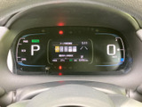 必要な情報を一目で確認できる、見やすいデザインです。シンプルながらも機能性を追求し、運転に集中できる工夫が凝らされています。