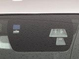 【スマートブレーキサポート】走行中に前方の車両等を認識し、衝突しそうな時は警報とブレーキで衝突回避と被害軽減をアシスト。より安全にドライブをお楽しみいただけます。