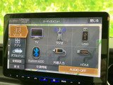鮮明な画面で、音楽や動画を大迫力で楽しめます。洗練されたデザインが、車内の雰囲気をより一層高めます。