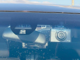 【シティブレーキアクティブシステム】低速走行中に前方の車両等を認識し、衝突しそうな時は警報とブレーキで衝突回避と被害軽減をアシスト。より安全にドライブをお楽しみいただけます。