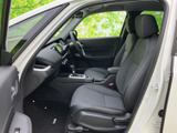 シンプルで使いやすい内装空間。運転席からの操作もスムーズで、快適なドライビングをサポートします。洗練されたデザインが、空間を美しく演出します。