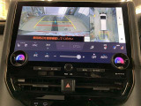 車庫入れの苦手な方にバック時のサポートバックモニター、パノラミックビューモニター付き。※カメラが映し出す範囲は限られています。必ず車両周辺の安全を直接確認してください。