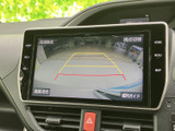 駐車時の後方確認をサポートするバックモニター。狭い場所や段差がある場所でも、安全かつスムーズな後退を支援します。初心者の方にも安心です。
