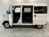 お客様にぴったりなおクルマをお選びいただけますように様々な展示車をご用意致しております!ダイハツの軽自動車だけではなく、他メーカー車やコンパクトカー・ミニバンなども数多く取り揃えております!
