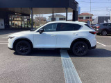 通常のCX-5はバンパー下部とタイヤのアーチモールの黒い部分はザラザラした樹脂パーツですが、Sports Appearanceは光沢のブラックを採用しております。一目で違いが分かります!