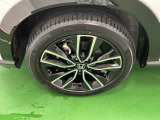 純正アルミホイールです。足元が引き立つので、車全体のイメージがアップしますよ!