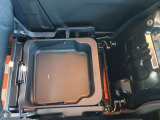助手席シート下に収納BOXがあるので小物も収納できます。