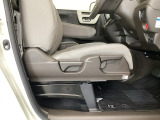 【前席】運転席にはシート高を調整できるハイトアジャスターが装備され、幅広いシートポジションの設定が可能になっております♪