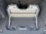◆瓶や柔らかいものなどを運ぶ際に重宝するフック&ホルダー付。ラゲッジの荷物を気にすることなく運転に集中できます