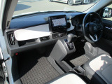 助手席はインストルメントパネル下部を大胆に削ることで、ゆったりと座れる足元スペースが実現されています。
