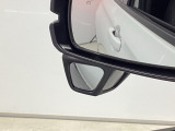 車両横の死角を確認しやすく、駐車や幅寄せ時の安全確認をサポートしてくれる便利な補助ミラーが付いています。