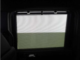 ◆スクリーンサンシェード◆リアドアに装備されています。日差しを和らげ、プライバシーの保護にも役立ちます。後部座席にお子様を乗車させるときも、ゆっくりお昼寝できます♪