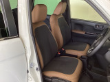 女性でも運転がしやすいように、シートの高さ調整機能(シートリフター)がついています。運転席と助手席の間が空いている為、助手席側への移動がスムーズです。交通量の多い道でも助手席側から乗り降りができます。