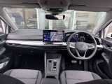 運転席から助手席までを見渡したインテリア。大型ディスプレイとデジタルメーターを備えた先進的な室内です。
