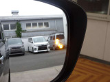 BSW 車線変更をするとき、隣車線に車両があるときに運転者が車線変更を開始した場合、警報とともに車両をもとの車線ないに戻す方向に力を発生させ、隣接車両との接触を回避するよう支援するシステムです。