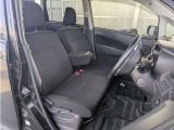 納車時には室内周りからシート床に至るまで除菌清掃しております。エンジンルーム、ボディースタッフが一生懸命クリーニング磨き上げしております。