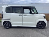 自社整備工場で点検整備をおこなってからお渡ししています。車検が残っている場合は『12ヶ月点検整備』を、車検整備付きの場合は『車検整備』をおこないます。整備費用は車両本体価格に含まれています。