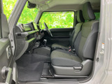 運転席ドアを開けると、広々とした空間が広がります。視界も確保しやすく、運転しやすい設計になっています。