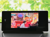 停車時に、お子様向けにテレビ番組を楽しめます。移動時間を有効活用し、快適な空間を提供します。安全のため、運転中の視聴はご遠慮ください。
