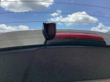 リア側ドライブレコーダー。運転中の映像・音声などを記録して、交通事故やトラブルが起きた時の正確な状況把握に役立つドライブレコーダーが装着されています。