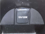 コンソールボックス内に12V/120Wのアクセサリーソケットが付いています。