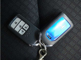 ◆スマートキー◆カギをバッグやポケットに入れたままでもドアロックの開閉ができる『スマートキー』付き!雨天や暗くなってもカギを取り出す必要がなくドアの開錠&エンジンも始動できます