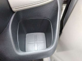運転席側のドリンクホルダーは安定感のある埋め込み式となっています。