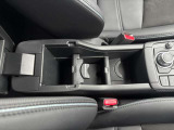 運転席にもドリンクホルダーがついています。