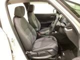 広い足元にゆったり座れるシートには肘掛けも装備しており長距離の運転でも疲れにくくなってます。女性でも運転がしやすいように、シートの高さ調整機能(シートリフター)がついています。