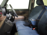 運転席にはアームレストが備わっています。