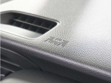 ◆助手席エアバッグ◆SRSエアバッグは、シートベルトだけでは防ぎきれない衝突時の衝撃から乗員を守るための安全装置。衝突時に瞬時に膨らみ、頭部や胸部がダッシュボードに直接衝突するのを防ぎます。
