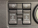 両側パワースライドドアウェルカムオープン機能 降車時にスイッチで予約しておけば、乗車時に電子カードキーを持ってクルマに近づくだけでパワースライドドアが自動でオープン♪