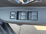 ゆったりと広い店内で、お車の悩みや各種相談を承ります。