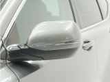 ◆ドアミラーウインカー◆ドアミラーにウインカーを装備しています。対向車に自身の進行方向を合図し安全に運転できます。