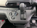 操作が簡単なシフトレバーですのでストレスなく運転が出来ますよ!